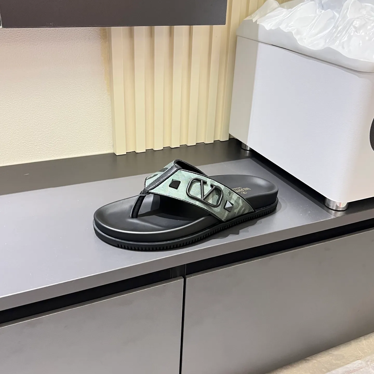 p300《VALENTINO》Warren Men🧍‍♂️Spring and Summer New Style. Cowhide logo flat slippers, elegant sandals, the same style worn by celebrities, original molding, imported calfskin. Rubber outsole. Soft and durable, full set of counter packaging, 38-44!